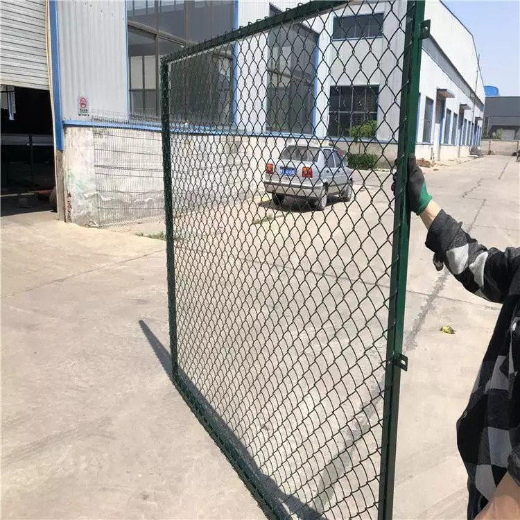 學(xué)校體育場(chǎng)隔離網(wǎng)圖片3